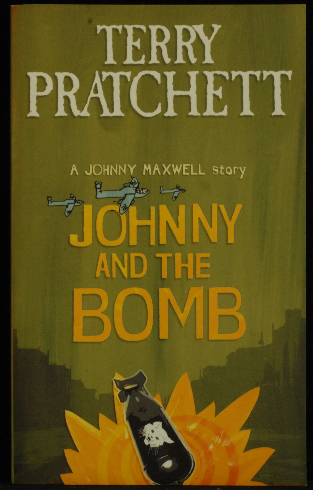 mbb007310a_-_Pratchett_Terry_-_Johnny_And_The_Bomb.jpg