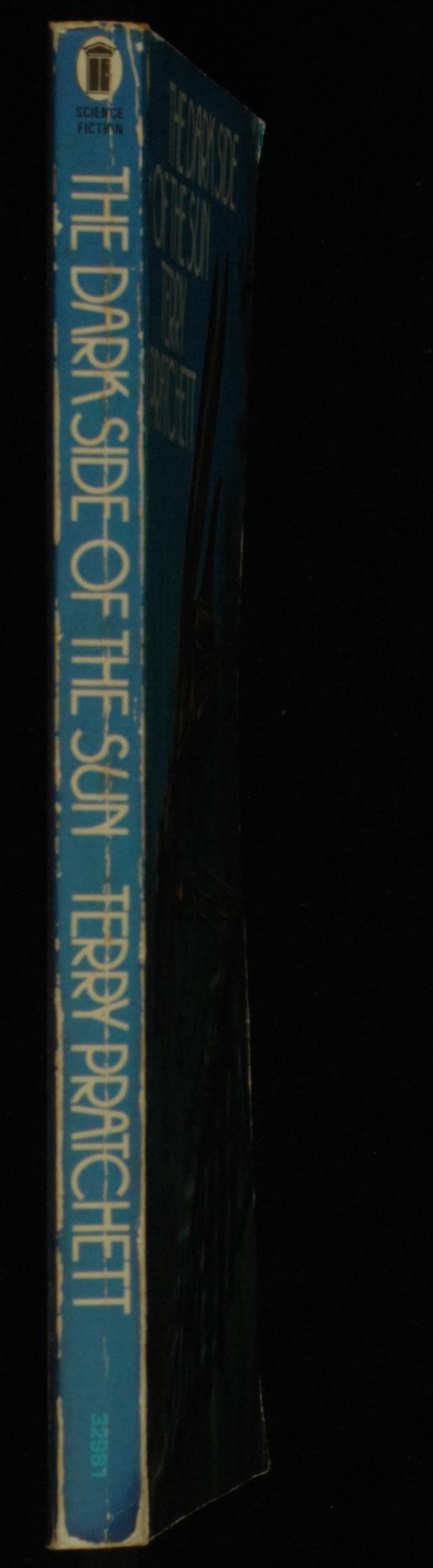 mbb007445c_-_Pratchett_Terry_-_The_Dark_Side_Of_The_Sun.jpg
